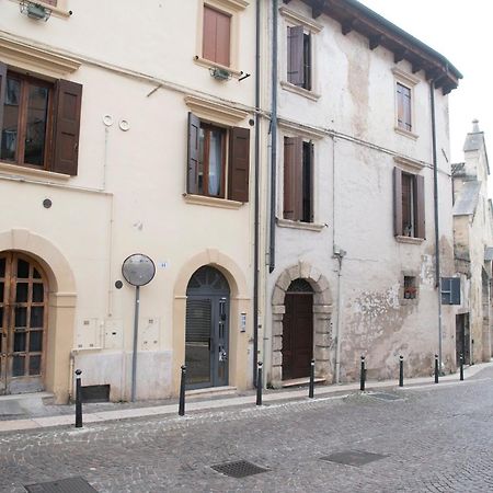 Ai Piedi Del Castello / 4Pl / Apt. Full Верона Экстерьер фото