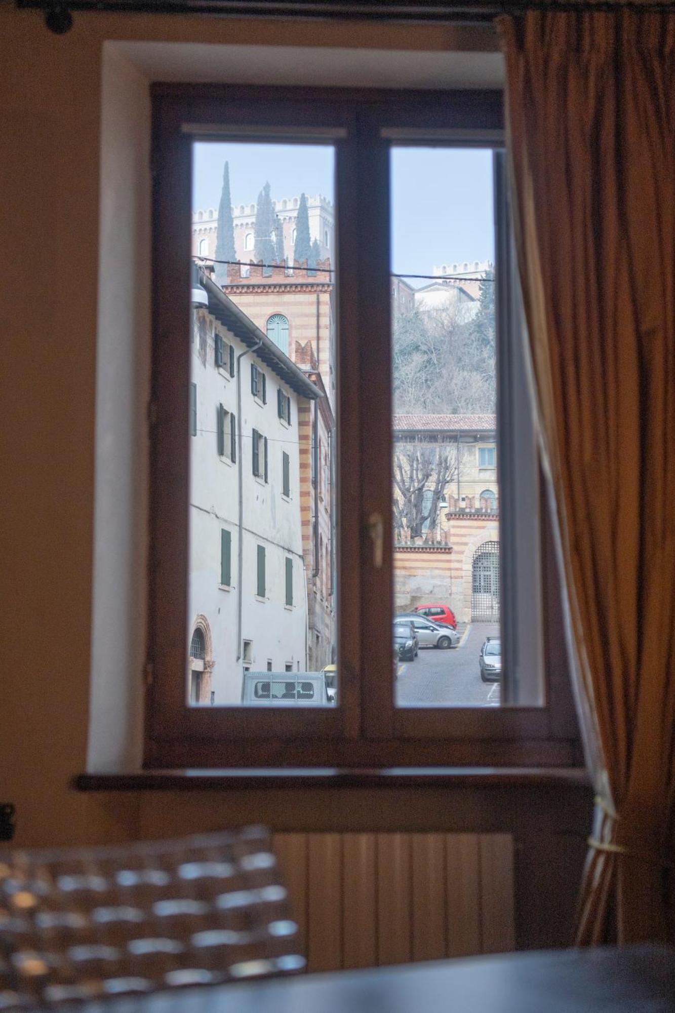 Ai Piedi Del Castello / 4Pl / Apt. Full Верона Экстерьер фото