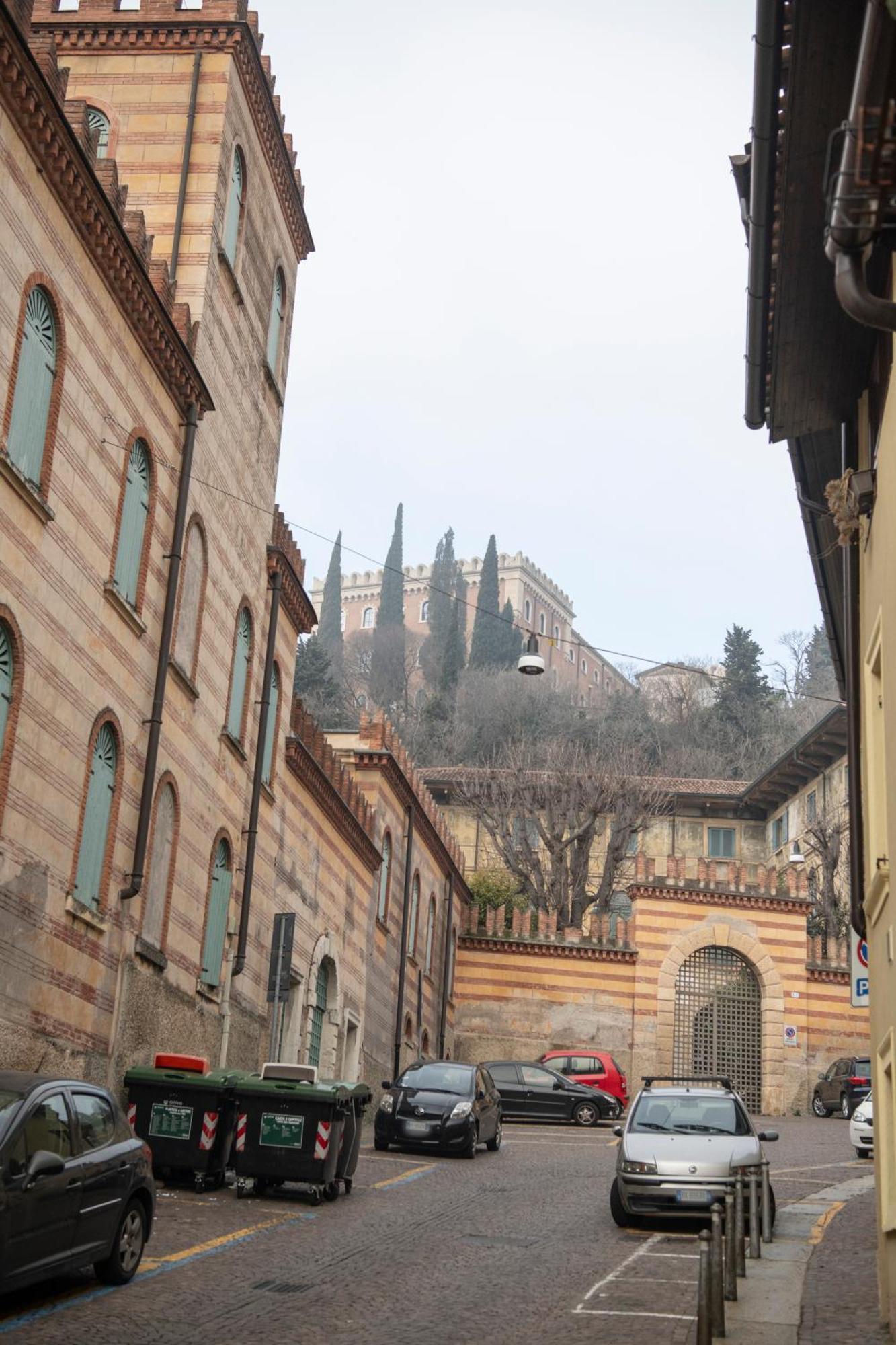 Ai Piedi Del Castello / 4Pl / Apt. Full Верона Экстерьер фото